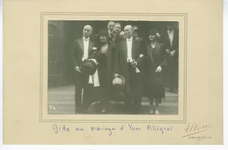 photographie d’André Gide, deuxième à droite au premier rang, au mariage d'Yves Allégret et Renée Naville le 18 mars 1929