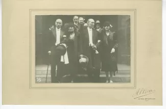 photographie d’André Gide, deuxième à droite au premier rang, au mariage d'Yves Allégret et Renée Naville le 18 mars 1929