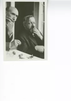 photographie d’André Gide, fumant, main gauche sur le menton, et Bernard Groethuysen, cigarette en bouche, juillet 1931