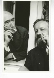 photographie d’André Gide et Bernard Groethuysen, tous deux cigarette en bouche, juillet 1931