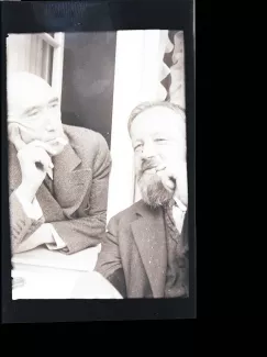 photographie d’André Gide et Bernard Groethuysen, tous deux cigarette en bouche, juillet 1931