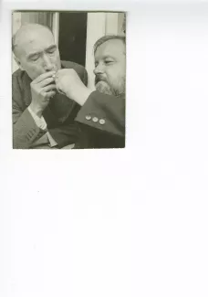 photographie d'André Gide et Bernard Groethuysen, lui donnant du feu, juillet 1931