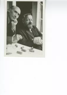 photographie d'André Gide, fumant, main gauche sur la joue, et Bernard Groethuysen, cigarette en bouche, tous deux souriant, juillet 1931