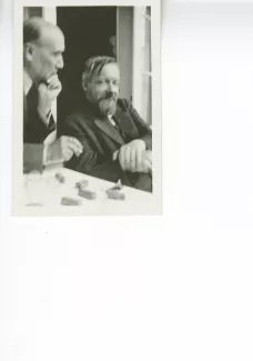 photographie d'André Gide, de profil, fumant, main gauche sur la joue, et Bernard Groethuysen, cigarette en bouche, tous deux souriant, juillet 1931