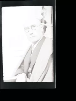 portrait photographique en buste d'André Gide, regardant l'objectif, avec lunettes, juillet 1931