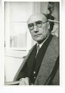 portrait photographique en buste d'André Gide, regardant l'objectif, avec lunettes, juillet 1931