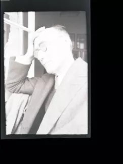 portrait photographique en buste d'André Gide, de ¾ gauche, avec lunettes, la main droite sur le front, juillet 1931