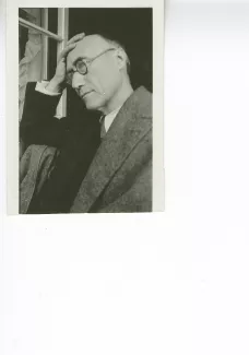 portrait photographique en buste d'André Gide, de ¾ gauche, avec lunettes, la main droite sur le front, juillet 1931