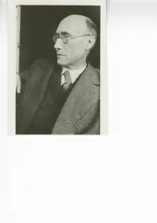 portrait photographique en buste d'André Gide, de ¾ gauche, avec lunettes, juillet 1931