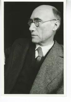 portrait photographique en buste d'André Gide, de ¾ gauche, avec lunettes, juillet 1931