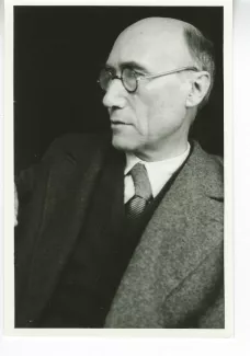 portrait photographique en buste d'André Gide, de ¾ gauche, avec lunettes, juillet 1931