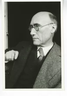 portrait photographique en buste d'André Gide, de ¾ gauche, avec lunettes, la main droite au niveau du revers de veste, juillet 1931