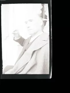 portrait photographique en buste d'André Gide, de ¾ gauche, fumant, juillet 1931