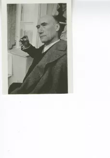 portrait photographique en buste d'André Gide, de ¾ gauche, fumant, juillet 1931