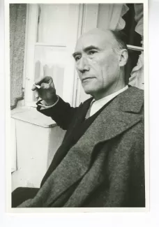 portrait photographique en buste d'André Gide, de ¾ gauche, fumant, juillet 1931