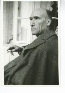 portrait photographique en buste d'André Gide, de ¾ gauche, fumant, la tête tournée vers la gauche, juillet 1931