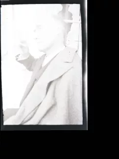 portrait photographique en buste d'André Gide, de profil gauche, fumant, juillet 1931