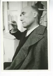 portrait photographique en buste d'André Gide, de profil gauche, fumant, juillet 1931