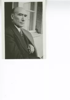 portrait photographique en buste d'André Gide, de ¾ droit, tenant ses lunettes dans la main gauche, juillet 1931