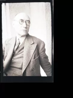 portrait photographique en buste d'André Gide, de ¾ droite, avec lunettes, regardant vers la droite, juillet 1931