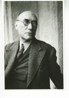 portrait photographique en buste d'André Gide, de ¾ droite, avec lunettes, regardant vers la droite, juillet 1931