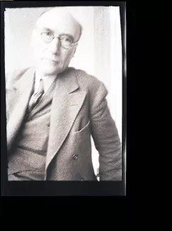 portrait photographique en buste d'André Gide, de face, avec lunettes, la tête légèrement inclinée vers la droite, regardant l'objectif, juillet 1931