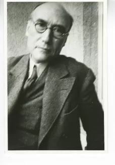 portrait photographique en buste d'André Gide, de face, avec lunettes, la tête légèrement inclinée vers la droite, regardant l'objectif, juillet 1931