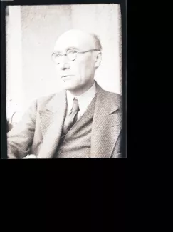 portrait photographique en buste d'André Gide, de ¾ gauche, avec lunettes, regardant devant lui, juillet 1931