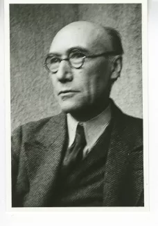 portrait photographique en buste d'André Gide, de ¾ gauche, avec lunettes, regardant devant lui, juillet 1931