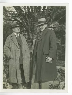photographie d’André Gide, avec lunettes et chapeau, et Charles-Ferdinand Ramuz, en extérieur, décembre 1933