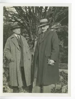 photographie d’André Gide, avec lunettes et chapeau, et Charles-Ferdinand Ramuz, en extérieur, décembre 1933