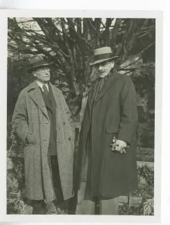 photographie d’André Gide, avec lunettes et chapeau, et Charles-Ferdinand Ramuz, en extérieur, décembre 1933
