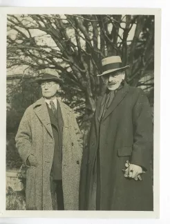 photographie d’André Gide, avec lunettes et chapeau, détournant le regard, et Charles-Ferdinand Ramuz, en extérieur, décembre 1933