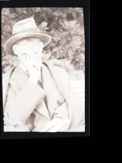 portrait photographique en buste d'André Gide, avec lunettes et chapeau,de ¾ à droite, la main droite sur le menton, août 1934