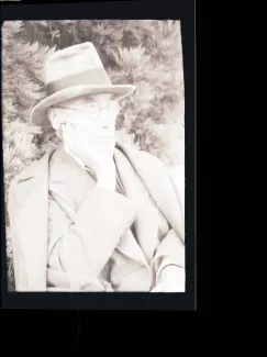 portrait photographique en buste d'André Gide, avec lunettes et chapeau,de ¾ à droite, la main droite sous le menton, août 1934