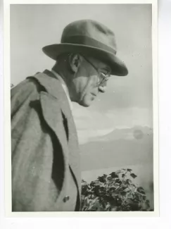 portrait photographique en buste d'André Gide, avec lunettes et chapeau, de profil, devant le lac de Thoune, août 1934