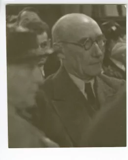 photographie d’André Gide, avec lunettes, et Maria Van Rysselberghe au premier plan, assis dans le public de la séance Malraux à l'Union pour la Vérité, rue Visconti, 8 juin 1935