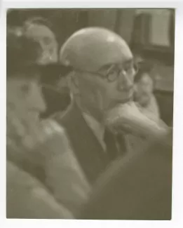 photographie d’André Gide, avec lunettes, et Maria Van Rysselberghe au premier plan, assis dans le public de la séance Malraux à l'Union pour la Vérité, rue Visconti, 8 juin 1935