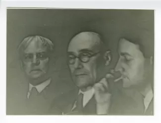 photographie montrant, de gauche à droite, Julien Benda, André Gide, avec lunettes, et André Malraux, au 1er Congrès international des écrivains pour la défense de la culture, salle de la Mutualité, 21-25 juin 1935