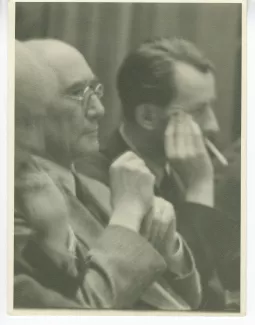 photographie d’André Gide, avec lunettes, et André Malraux, au 1er Congrès international des écrivains pour la défense de la culture, salle de la Mutualité, 21-25 juin 1935