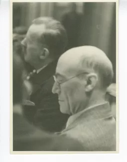 photographie d’André Gide, avec lunettes, avec Heinrich Mann au second plan, au 1er Congrès international des écrivains pour la défense de la culture, salle de la Mutualité, 21-25 juin 1935