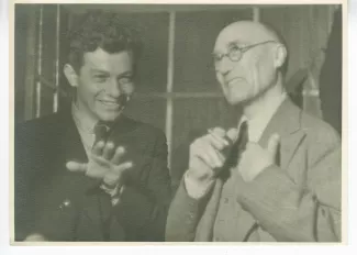 photographie d’André Gide, avec lunettes, et Mike Gold, au 1er Congrès international des écrivains pour la défense de la culture, salle de la Mutualité, 21-25 juin 1935