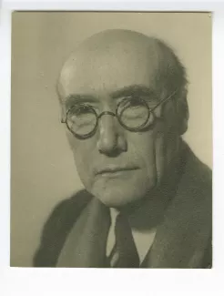portrait photographique en gros plan d’André Gide, de face, regardant l’objectif