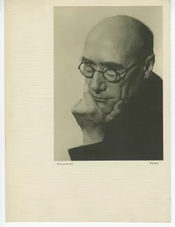 portrait photographique en gros plan d’André Gide, avec lunettes, de ¾ à gauche, regardant vers le bas, la main gauche sous le menton