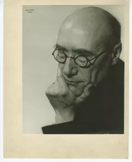portrait photographique en gros plan d’André Gide, avec lunettes, de ¾ à gauche, regardant vers le bas, la main gauche sous le menton