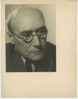 portrait photographique en gros plan d’André Gide, avec lunettes, de ¾ à droite, regardant vers le bas