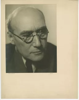 portrait photographique en gros plan d’André Gide, avec lunettes, de ¾ à droite, regardant vers le bas