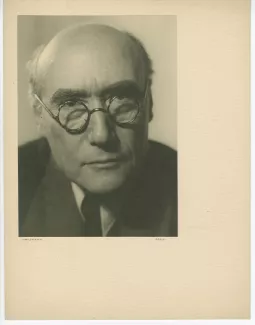 portrait photographique en gros plan d’André Gide, avec lunettes, de face, regardant l'objectif