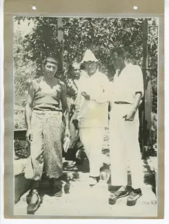 photographie montrant, de gauche à droite, Eugène Dabit, André Gide, avec chapeau, et Pierre Herbart, en extérieur, à Sotchi, lors du voyage en URSS, août 1936