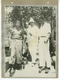 photographie montrant, de gauche à droite, Eugène Dabit, André Gide, avec chapeau, et Pierre Herbart, en extérieur, à Sotchi, lors du voyage en URSS, août 1936